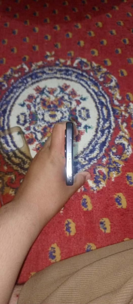 📱 للبيع: HONOR X6a - الأداء الأنيق والبطارية العملاقة!
إذا كنت تبحث عن هاتف يجمع بين المظهر العصري والأداء الاعتمادي، فهذا الجهاز هو خيارك الأفضل. الهاتف بحالة الوكالة (كما موضح في الصور المرفقة).
✨ أهم ما يميز الجهاز:
• بطارية لا تُقهر: سعة ضخمة تصل إلى 5200 mAh، تكفيك ليومين من الاستخدام المتواصل دون الحاجة للشاحن.
• شاشة سلسة جداً: تدعم معدل تحديث 90Hz، مما يجعل التنقل بين التطبيقات والألعاب سريعاً وانسيابياً.
• ذاكرة واسعة وسرعة إضافية: يأتي بذاكرة تخزين 128 جيجابايت مع ميزة HONOR RAM Turbo التي ترفع الرام لتمنحك أداءً قوياً في المهام المتعددة.
• كاميرا احترافية: مزود بكاميرا أساسية بدقة 50 ميجابكسل لالتقاط أدق التفاصيل وصور واضحة جداً.
• تصميم فخم: لون أسود ملكي جذاب ونحافة تجعل مسكة الهاتف مريحة جداً باليد.
🛠 المواصفات التقنية:
• المعالج: Mediatek Helio G36، ممتاز للأداء اليومي المستقر.
• النظام: يعمل بأحدث واجهة من هونر MagicOS 8.0 المبنية على Android 14.
• الحالة: نظيف جداً، شاشة ومظهر خارجي بحالة الجديد تماماً.
💡 ملاحظة للمشتري:لل دراسه ول تصفح الإنترنت وال تصوير الجيد بفضل بطاريته الجبارة.
📍 المكان: [قادسيه]


**إذا كنت صاحب هذا الإعلان وتريد حذفه لأي سبب، رجاءا أرسل رسالة إلى الدعم الفني**