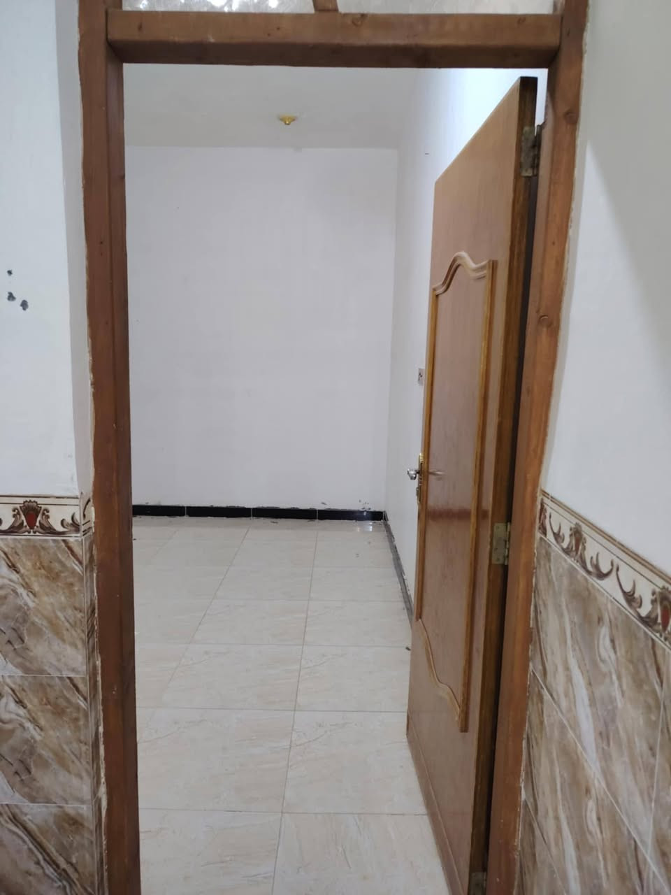 مشتمل بالسياسيين قريب شارع الحي ١٠٠ متر الطابق الأرضي استقبال وهول وغرفة نوم والطابق الثاني غرفة نوم وهول فارغ جاهز للسكن السعر ١٠٥ مليون للاتصال ***********
