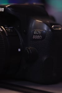 للبيع / canon 800d 🔹 المواصفات الرئيسية: • المستشعر: CMOS APS-C بدقة ع...