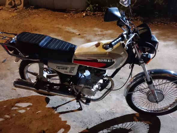 سلام عليكم أيراني 4 كير دراجه تخبل عليه مكينه خرسه بيه نواقص كلش بصيطه ...... سعر 550 وبيه مجال بصيط وخادم اني ***********
