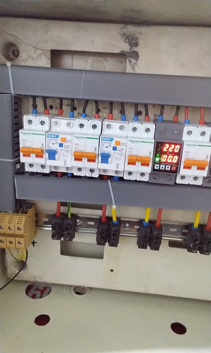 تم بعون الله إكمال عمل بورد توزيع أحمال 4 سبالت مع 2 سخانات داخل بورد عداد مستعمل واضافه 4 جوزات الكترونيه مع اضافه جوزه ايرث لكج عدد 2 نوع شانت مستعدون لعمل صيانه دوريه لكافه البوردات واضافه حمايه كامله للبيت والمحلات التجارية والصناعية للاتصال والطلب *********** أو *********** يوجد واتساب صوره ومقاطع
