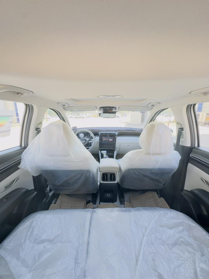 السلام عليكم
توسان امريكي رقم بابل بسمي السياره فول للخير 

بدون دواخل بدون ايرباك وبدون صبغ مبدلهن نفس 

الون صور الحدث موجوده ماشيه ١٨. داخل ابيض 

جنطه كهرباء سادبريك بصمه شحن لاسلكي 

كشن كهرباء وبعد اهوي مواصفات السعر 

٢٠٠ وبيه شويه مجال ***********
