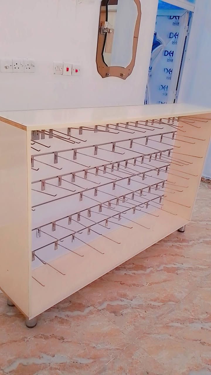 للبيع جديدات مستخدمات قليل ميز مكتبي مترين ب متر ونص مع فاترينا تعاليك مترين بمتر ونص مع مشبكات مترين ونص في متر ونص عدد 3 مع مشبك مترين ب متر مع قاصه جرارات عدد 2 تنقفل وكامله مع سلات اربع طوابق مع فاترينا طول 3 متر ب متر ونص ام التعاليك مع تعاليك عدد 300 تعلاكه للاستفسار الاتصال على الرقم التالي ***********
