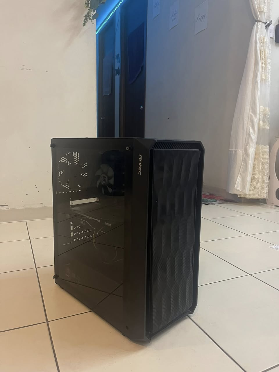 كيس جيمنج للبيع يجي ب مواصفات
R5 1600x
m.t b450
Amd rx 580 8gb
ram 8
pw 500
Ssd200
Hhd 500
مكاني بغداد 
الهاتف ***********
السعر 450 د.ع
وبيها مجال للطيبين

