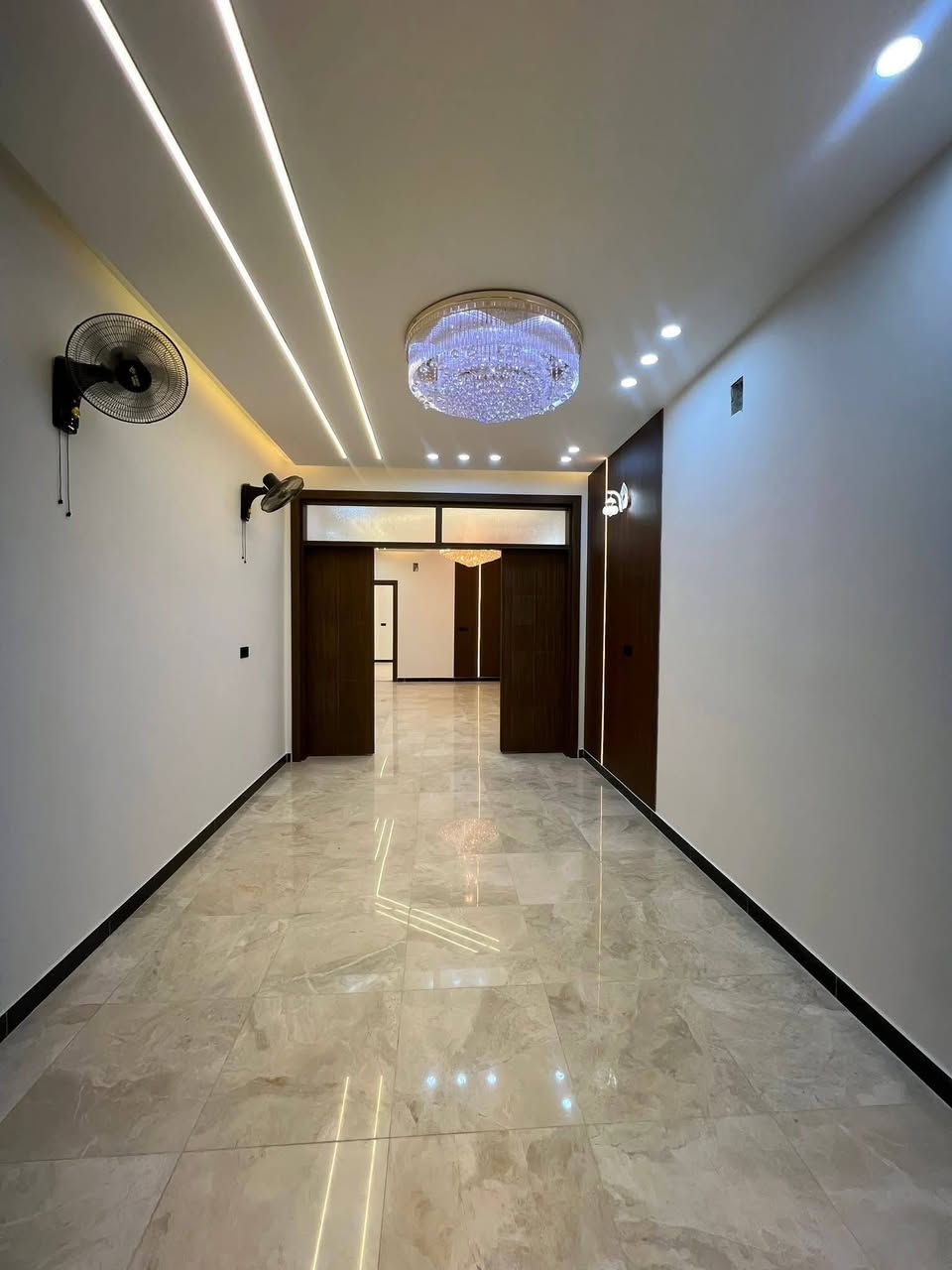 دار  للبيع140 متر للبيع في حي الجامعة منطقة 26 مكان روعة وبناء حديث  الواجهة 7 نزال 20 

يحتوي على 4 غرف نوم وصالتين واستقبال ومطبخ حار وبارد مع غرف سويتات كله جمس بورد ارضيه مرمر واجهة بورسلين خلاطات دفن شبيابيك وابواب المنيوم مجهز ثريات وتانكي وكيزر 

__العنوان المكتب/النجف الاشرف _حي العدالة _شارع المستوصف 
 
نستقبل جميع العروض التجارية في كافه احياء النجف اداره مكتب الميار للعقار 

🟨للاستفسار الاتصال على الرقم التالي او مراسلة الصفحة 
 
📞 عباس الجنابي ***********
📞عباس هاتف الشايب ***********
