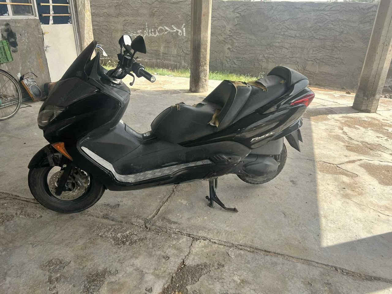 صفر 8للبيع طافيه ابيع كوم حديد مكان تكريت سعر 200
بيها كازكيت خبطت مي ودهن  وطفت كلشي بيها شغال 
***********
