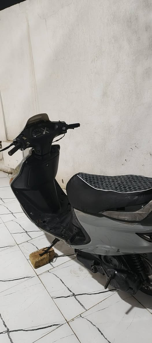 سلام عليكم فراشه فحل 140 ياباني حاوية مامفتوحة تشتغل سلف وهندر كهربائيات شغالات كلهن كاملة 
السعر 400 وبيه مجال للطيبين 
رقمي ***********
مكاني بلقاسم
