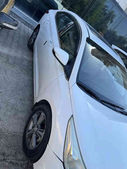 السلام عليكم 
اكسنت خليجي موديل 20 رقم بغداد (رقم الجديد ) 
مكينه 1.6 دوش 
مواصفات فتحة سقف
اشاير مري
تحكم ستيرن
شاشة كبيرة
ويل كب كروم 
مانع انزلاق
السيارة بيهه باب عكس السايق صبغ ودعاميه 
السعر 126$
للاستفسار الاتصال ***********
