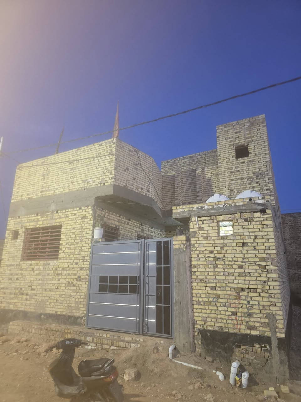 بيت للبيع طابقين كونكريت مسلح الطابق الثاني ثلاثه غرف الجوه غرفتين وصاله ومطبخ وبراني وصحيات الخدمات الشارع ماي مجاري كهرباء  التبليد انشالله بعد ايام الشركه جاي تستغل العنوان حي المعراج خلف الشركه المعراج الااتصال لصاحب الدار رقم تليفون *********** مكلف بنشر
