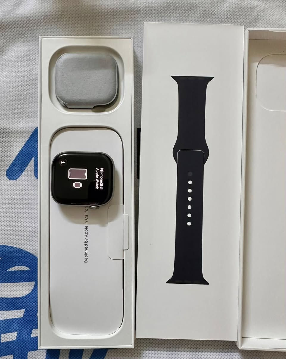 Apple Watch Series 11 GPS – 46mm
* اللون: رصاصي (Space Gray)
* المقاس: 46 مم
* الإصدار: GPS فقط (بدون شريحة اتصال)
* الشاشة: Always-On Retina OLED
* الدقة: 496 × 416 بكسل
* السطوع: حتى 2000 شمعة (nits)
* السعة التخزينية: 64 جيجابايت
* المعالج: Apple S10
* مقاومة الماء: حتى 50 متر
* مقاومة الغبار: IP6X
* مستشعر نبضات القلب
* مستشعر الأكسجين بالدم
* مستشعر الحرارة
* تخطيط القلب ECG (بحسب الدولة)
* تتبع النوم والرياضة
* اكتشاف السقوط والحوادث
* بطارية 100‎%‎ حتى 24 ساعة استخدام عادي
* شحن سريع 
* الوزن: 37.8 غرام (نسخة الألمنيوم GPS)
***********
