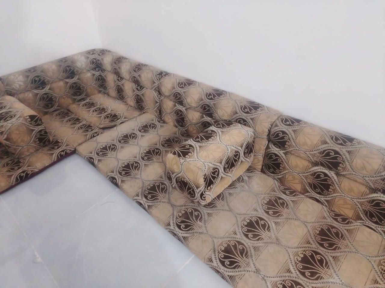 جلسه عربيه ١٥ متر سعرها ١٦٥ مكانها نجف حي ميسان مقابيل العسكري *********** بيه وتساب النجف, العراق
