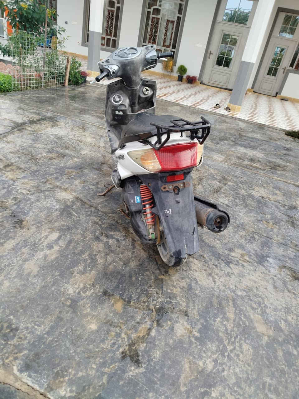 السلام عليكم دراجة للبيع النوع سكنس موديل 2010 مكفولة من كلشي مكينة 150cc الدراجة حلوة كهربأيات كلهة شغالة نكرة سلف تايرات جدد المكان ديالى المقدادية السعر اتصل عل رقم ***********
