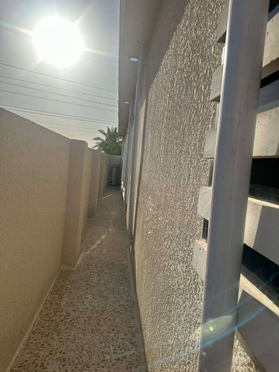 بيت للبيع زراعي مساحة 190 بناء حديث ما نازل بي احد يتكون من غرفتين وصالة كبيرة ومطبخ وستقبال وصحيات داخلية وخارجية ومنور مع ترك على طول البيت مكان البيت منطقة لإصلاح قريب على جزيرة بغداد السياحية 10 دقايق.
متوفر خدمات ماء وكهرباء وتبليط قريب 
رقمي ***********

