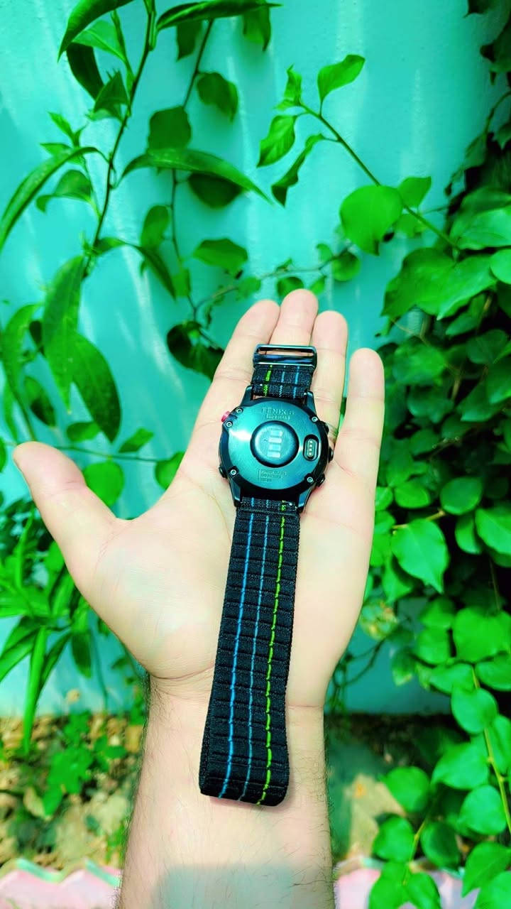 #ساعة Garmin Fenix 6X Pro Solar الإصدار الأكبر والأقوى
 في جيلها، وهي أول ساعة ذكية من شركة جارمن تدعم الشحن الشمسي المباشر لإطالة عمر البطارية أثناء المغامرات الميدانية. تم تصميم الساعة خصيصاً للرياضيين ومحبي الاستكشاف والأنشطة الخارجية القاسية.🛠️ المواصفات التقنية الأساسيةالحجم والوزن: تأتي بهيكل ضخم بحجم 51 مم، وتزن حوالي 82 غراماً بفضل استخدام أجزاء من التيتانيوم خفيف الوزن.الشاشة: شاشة ملونة مقاس 1.4 إنش (بدقة 280 × 280 بكسل) واضحة جداً تحت أشعة الشمس المباشرة.العدسة: مزودة بزجاج Power Glass المتطور المسؤول عن امتصاص طاقة الشمس وتحويلها إلى طاقة كهربائية.المقاومة: مصممة وفقاً للمعايير العسكرية الأمريكية لمقاومة الصدمات والحرارة والماء حتى عمق 100 متر (10 ATM).السعة التخزينية: 32 جيجابايت مخصصة للموسيقى والخرائط.🔋 أداء البطارية والشحن الشمسيتتميز الساعة ببطارية جبارة تمنحك فترات تشغيل طويلة
:وضع الساعة الذكية: حتى 21 يوماً، ويرتفع إلى 24 يوماً عند تفعيل الشحن الشمسي (في حال التعرض للشمس 3 ساعات يومياً بكثافة 50,000 لوكس).وضع الـ GPS: حتى 60 ساعة (وتصل إلى 66 ساعة مع الشحن الشمسي).وضع توفير الطاقة المتقدم
: يمكن أن يصل إلى 80 يوماً.🗺️ الميزات الملاحية والرياضية المتقدمةنظام الخرائط TOPO: خرائط توبوغرافية كاملة الألوان ومحملة مسبقاً، بالإضافة إلى خرائط لأكثر من 2000 منتجع تزلج حول العالم.دعم أنظمة الأقمار الصناعية: تدعم أنظمة (GPS و GLONASS و Galileo) لضمان دقة التتبع في أصعب الظروف الجغرافية.مستشعرات الارتفاع والطقس: تحتوي على بوصلة ثلاثية المحاور، جيروسكوب، ومقاييس للضغط الجوي والارتفاع (ABC).ميزة PacePro: ميزة ذكية تساعدك على ضبط وتوجيه سرعتك بما يتوافق مع تضاريس وارتفاعات مسار الجري.🩺 المراقبة الصحية والميزات الذكيةالمستشعرات الطبية: قياس نبضات القلب من المعصم، ومستشعر Pulse Ox لقياس مستويات تشبع الأكسجين في الدم والتأقلم مع الارتفاعات العالية.تتبع النوم والطاقة: مراقبة جودة النوم وتحليل مستويات طاقة الجسم الذكية (Body Battery).التطبيقات والموسيقى: تشغيل الموسيقى بدون هاتف عبر مزامنة حسابات Spotify أو
 Deezer وتوصيل سماعات البلوتوث.الدفع الإلكتروني: تدعم خدمة Garmin Pay للمدفوعات اللاتلامسية.
#راسلني خاص وتدلل


**إذا كنت صاحب هذا الإعلان وتريد حذفه لأي سبب، رجاءا أرسل رسالة إلى الدعم الفني**