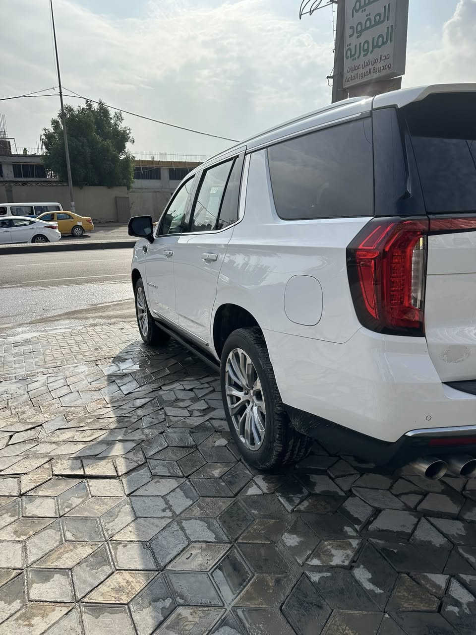 السلام عليكم
جمسي يوكن دينالي فول مواصفات 

ماشيه 23000الف km

بيهه قطعتين باب السكن 

سعر 505ورقه السياره جديده
***********
