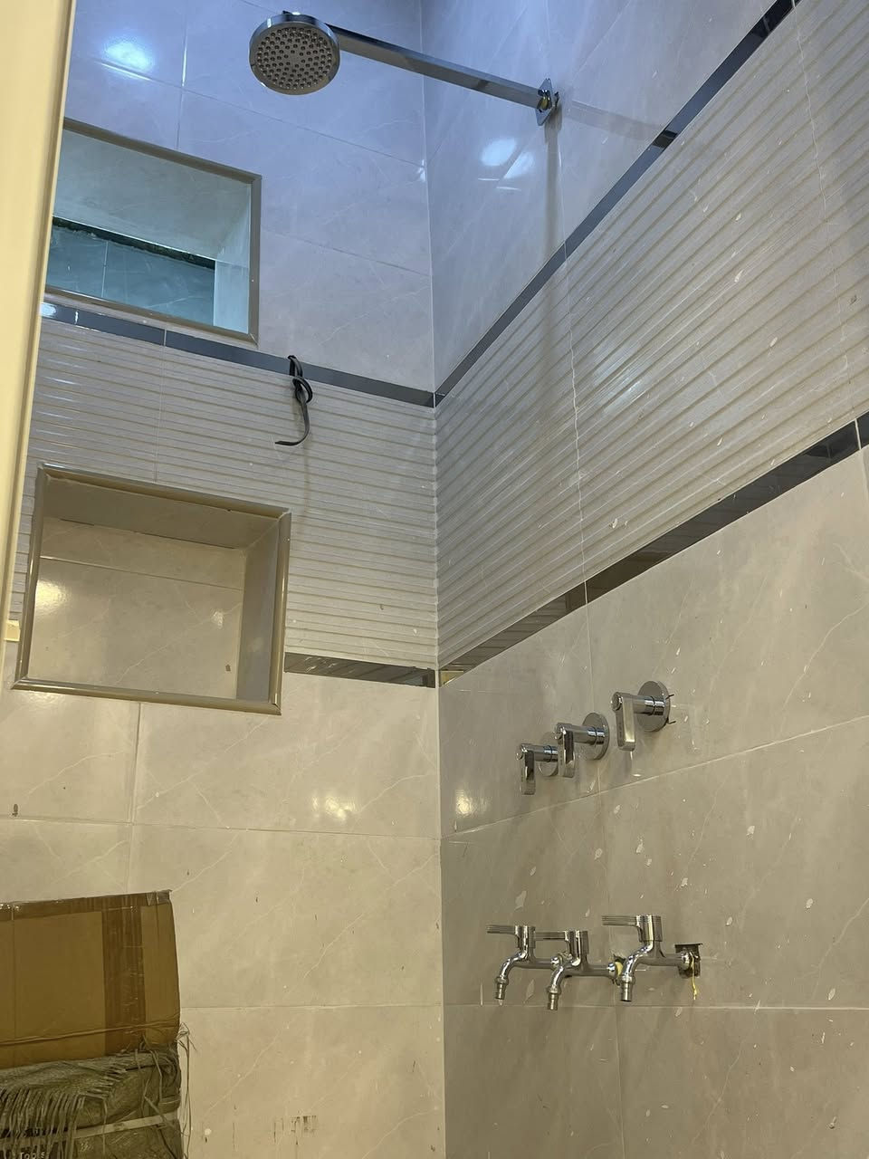 السلام عليكم بيت 50متر مربع بغداد الشعله الدوانم شارع بيت عنيد بناء حديث فول كامل مناقصه ايشي ستفسار ***********
