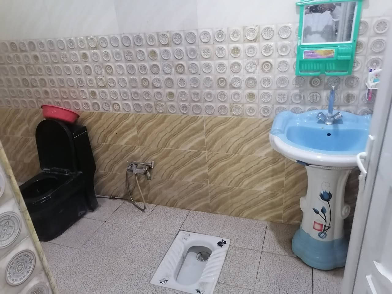 بيت للبيع زراعي طابقين ركن ٦غرف نوم استقبال مطبخ صحيات عدد٣ مؤجر حاليآ ٣٠٠ الف منطقت الرظوان مال ابومنيصيرصادعلى البزل جميع الخدمات متوفره مدارس جامع مولد مي كهرباء  السعر ٦٠ مليون ***********  ***********
