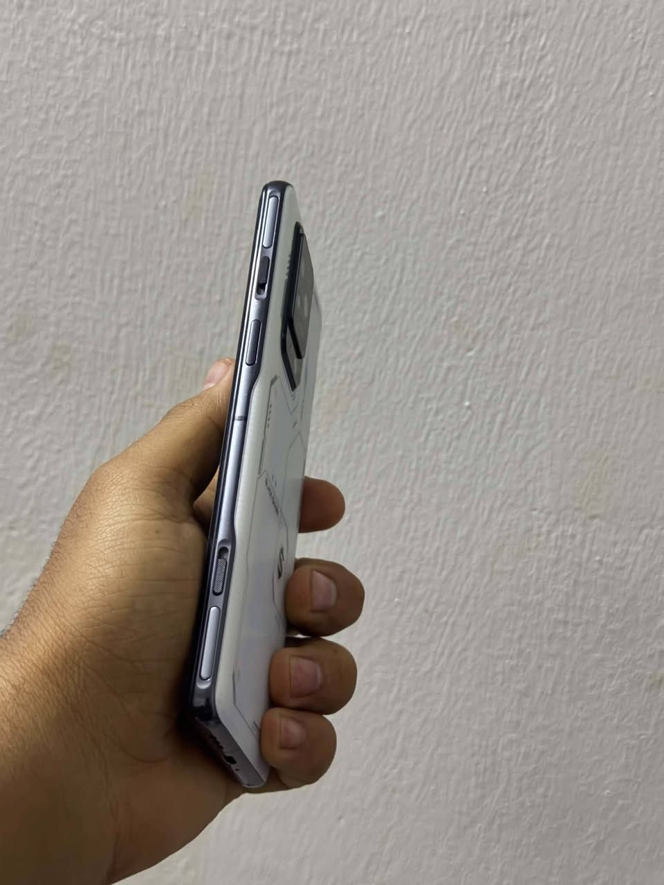 #مستخدم 😍 فقط جهاز بدون علبة
وحش الالعاب بلاك شارك 5 برو 

Black Shark 5 Pro | 256/12+6GB 🌊🦈

السعر 390 الف🔥

مواصفات 🔥🔥🔥🥵👇

• شاشة OLED, ١ مليار لون، بمعدل تحديث 144Hz لسلاسة التصفح و بجودة +HDR10 📱

• كاميرا ثلاثية فوق الممتازة حتى دقة 108 ميجابيكسل بفتحة عدسة f/1.8 📸

• المعالج الأسطوري Snapdragon 8 Gen 1 لأقوى تجربة أداء للألعاب 🐉🔥

• بطارية بسعة 4650 مللي امبير 🔋

• شاحن 120 واط  يشحن بشكل كامل في 15 دقيقة فقط ⚡

• أزرار جانبية منبثقة للألعاب — Physical pop-up gaming triggers 🎮

‎


**إذا كنت صاحب هذا الإعلان وتريد حذفه لأي سبب، رجاءا أرسل رسالة إلى الدعم الفني**