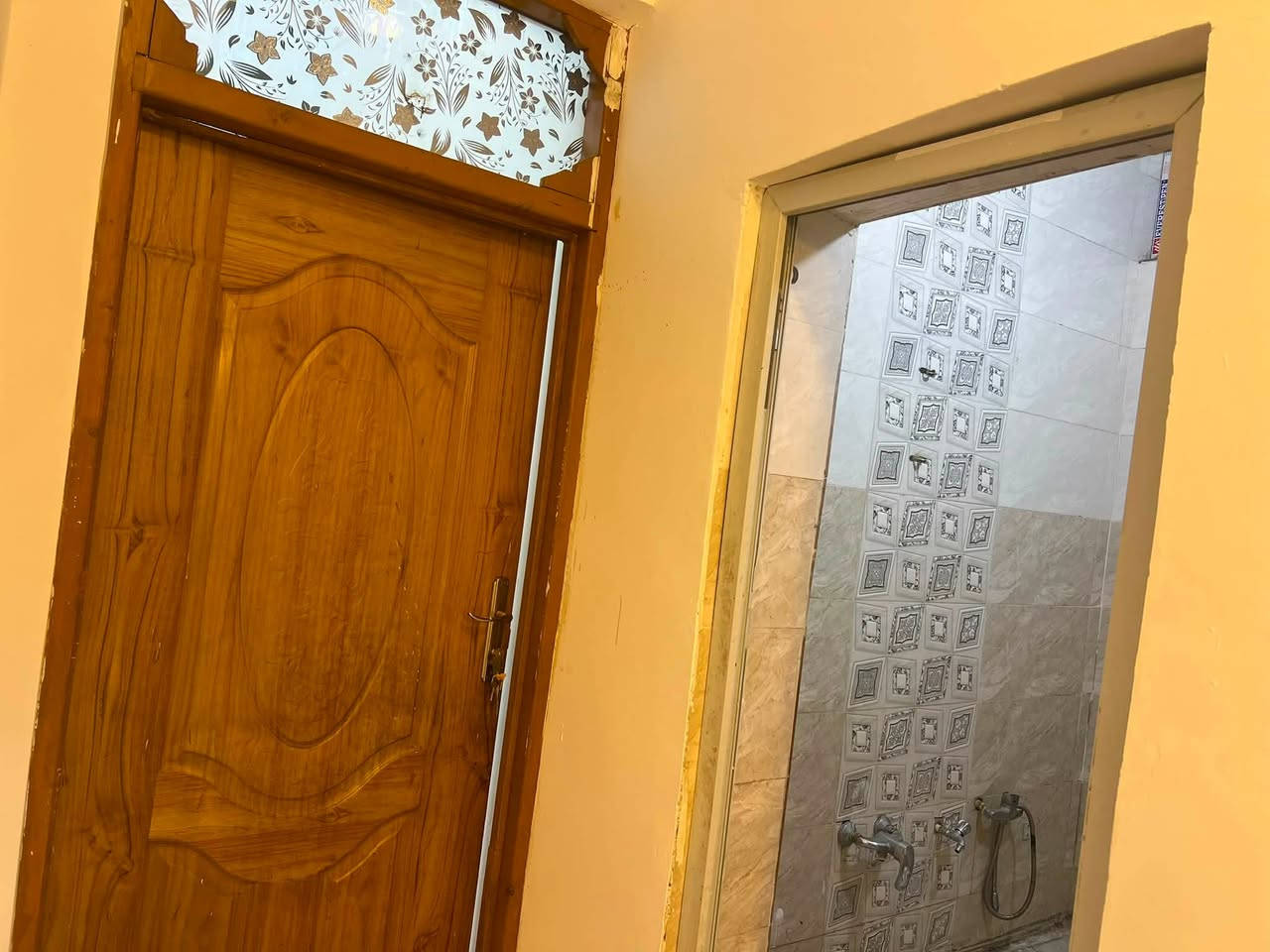 ايجار ايجار المساحه ١٠٠ متر
البيت ما مسكون كامل مولده وخلاطات كيزرات ثنين وخزان 
العنوان نجف شارع للمطحنه مكانه كلش حلو 
السعر ٢٥٠ اي ستفسار مراسله الصفحه او واتساب ***********
