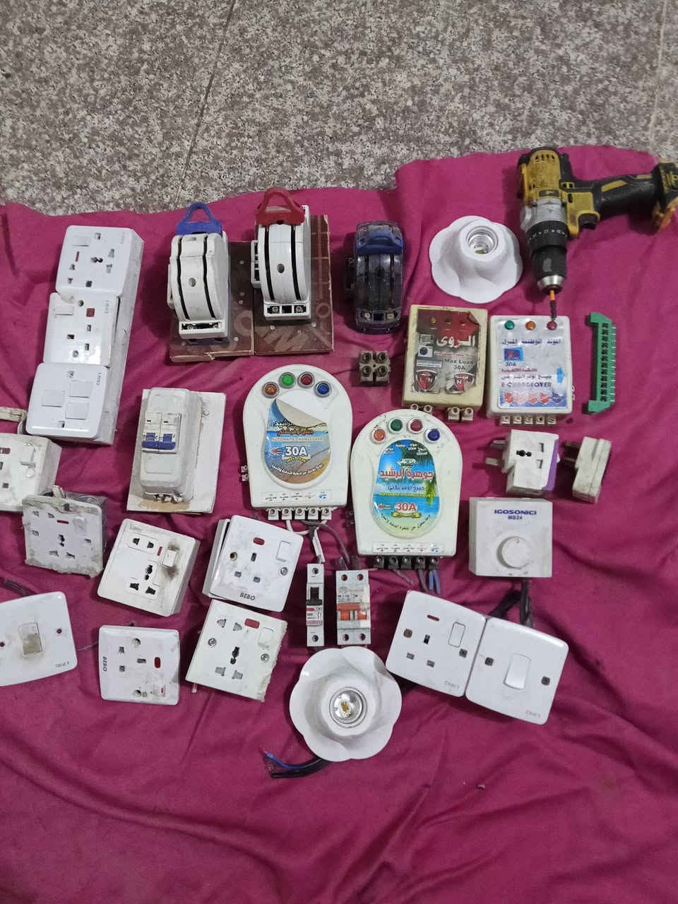 غراض للبيع باسعار مناسبة دزلي صورة الي تريدة وانطيك السعر شرط الشغل تفحص قبل لا تاخذ العنوان ناحية الرشيد الحي العسكري واذا شلعة وحدة يختلف سعرهن اساهلك بي


**إذا كنت صاحب هذا الإعلان وتريد حذفه لأي سبب، رجاءا أرسل رسالة إلى الدعم الفني**