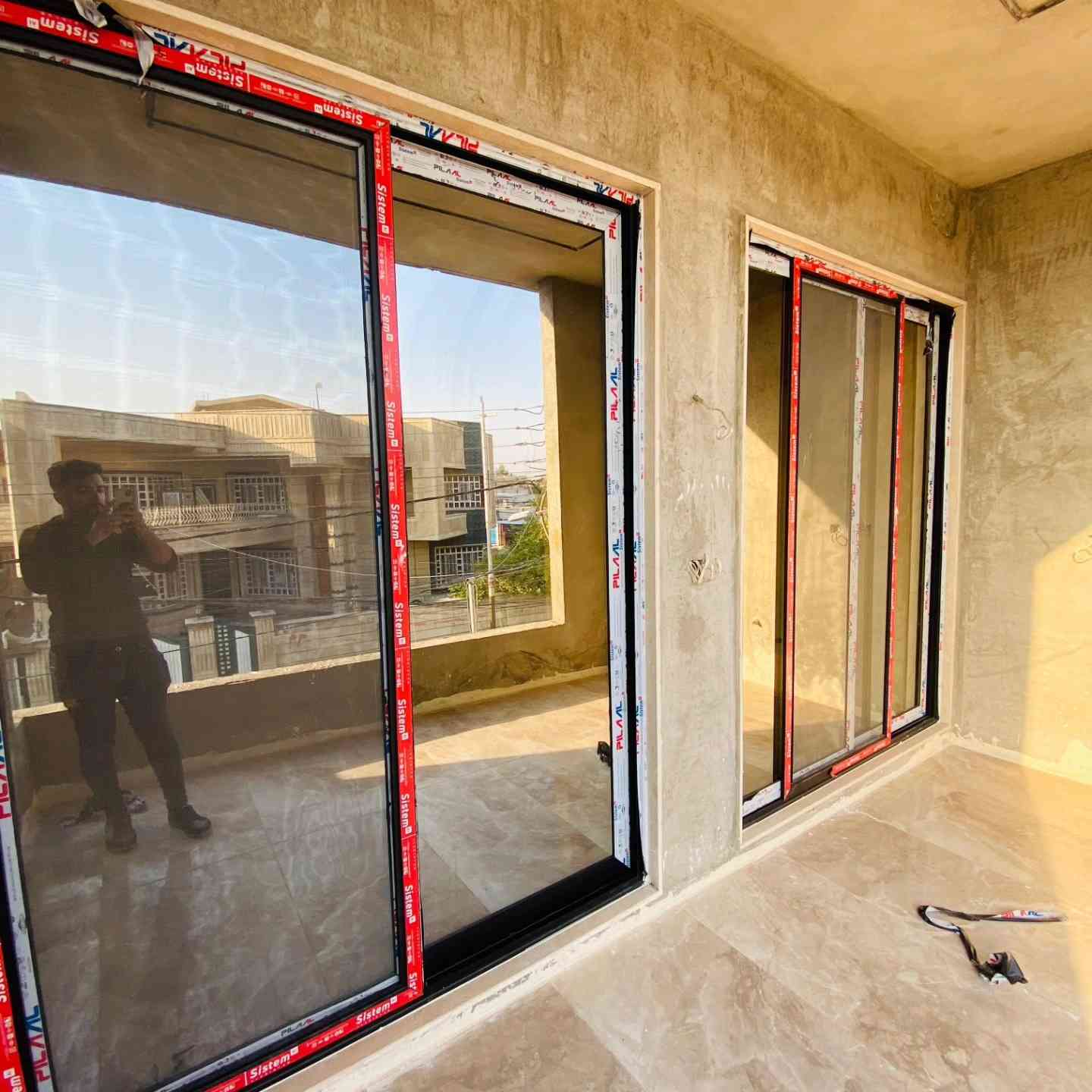 تم الإنجاز دار في حي الفيصلية
شبابيك المنيوم سلايت ٤ خط قنبورة اسود تركي
وشبابيك بلاستك ابيض تركي
معمل أرآم 
موصل صناعة الكرامة باب وشباك
***********
***********
