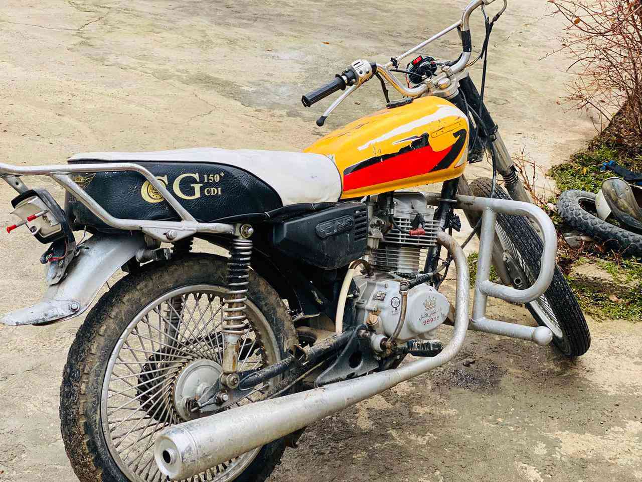 السلام عليكم  ماطور بارت البيع  شغال  كامل  ترايك وين ماتريد وياله نضاف وال باقي جدام العين  السعر 225وبي مجال تصل *********** وخاص
