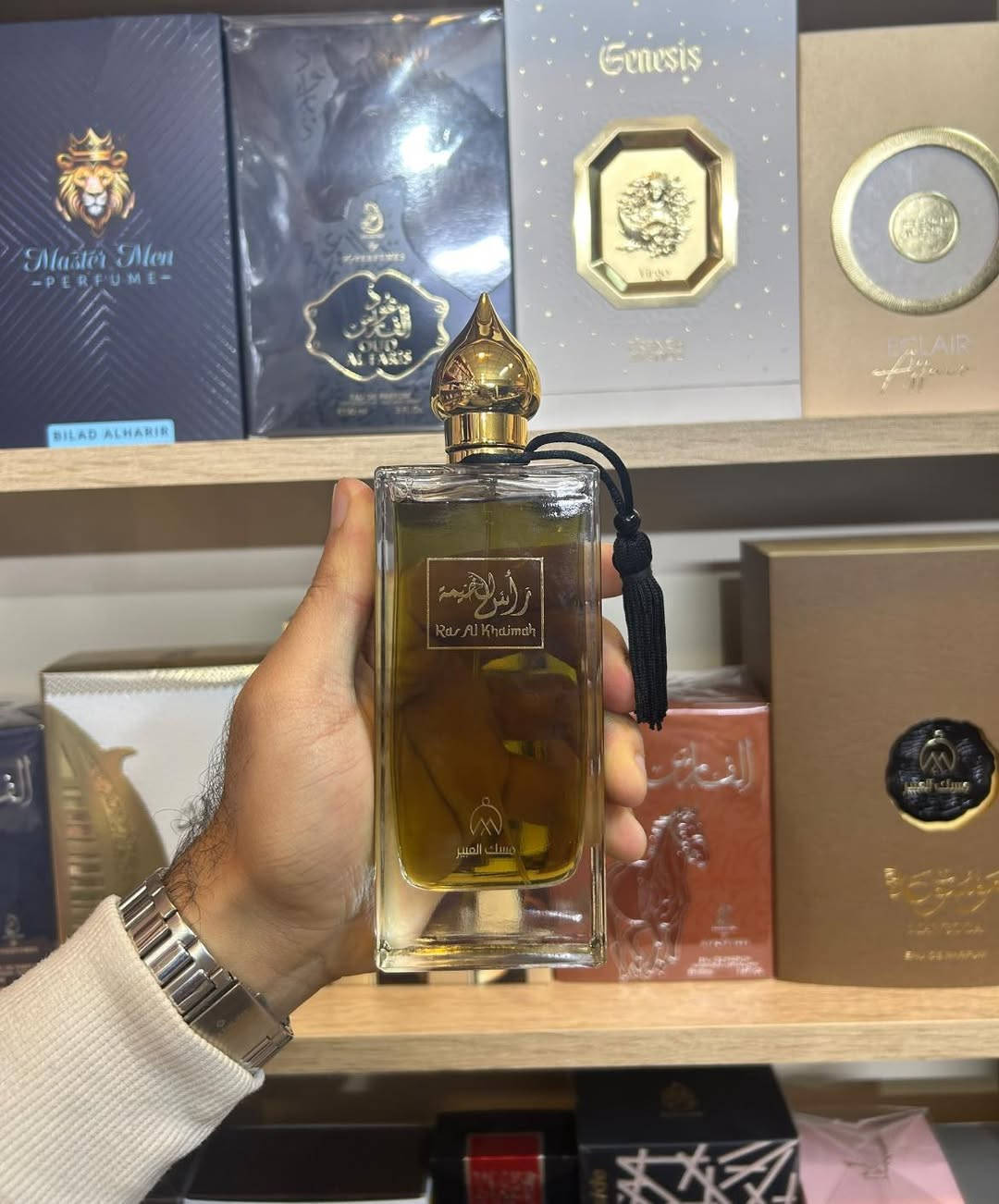عطر راس الخيمة الاصلي من شركة مسك العبير 
عطر للجنسين بثبات وفوحان قوي 

هو عطر شرقي خشبي شهير يناسب الجنسين (الرجال والنساء)، ويُعرف بتركيبته الغنية والقوية التي تمنح مستخدمها حضوراً فخماً وجذاباً،

الافتتاحية: الورد، الأخشاب الدافئة، والزعفران.قلب العطر: العنبر والمسك الأبيض.قاعدة العطر: العود النقي (الآغار) مع لمسات سكرية خفيفة.

يوجد توصيل لجميع محافظات العراق 
للحجز او الاستفسار التواصل على رقم الواتساب 
***********

#عطور #عطر #عطورات #عطري #الامين_للعطور #بغداد #ديالى #ميسان #كركوك #النجف #الرمادي #واسط #الحلة #الموصل #البصرة #توصيل #طلبات
