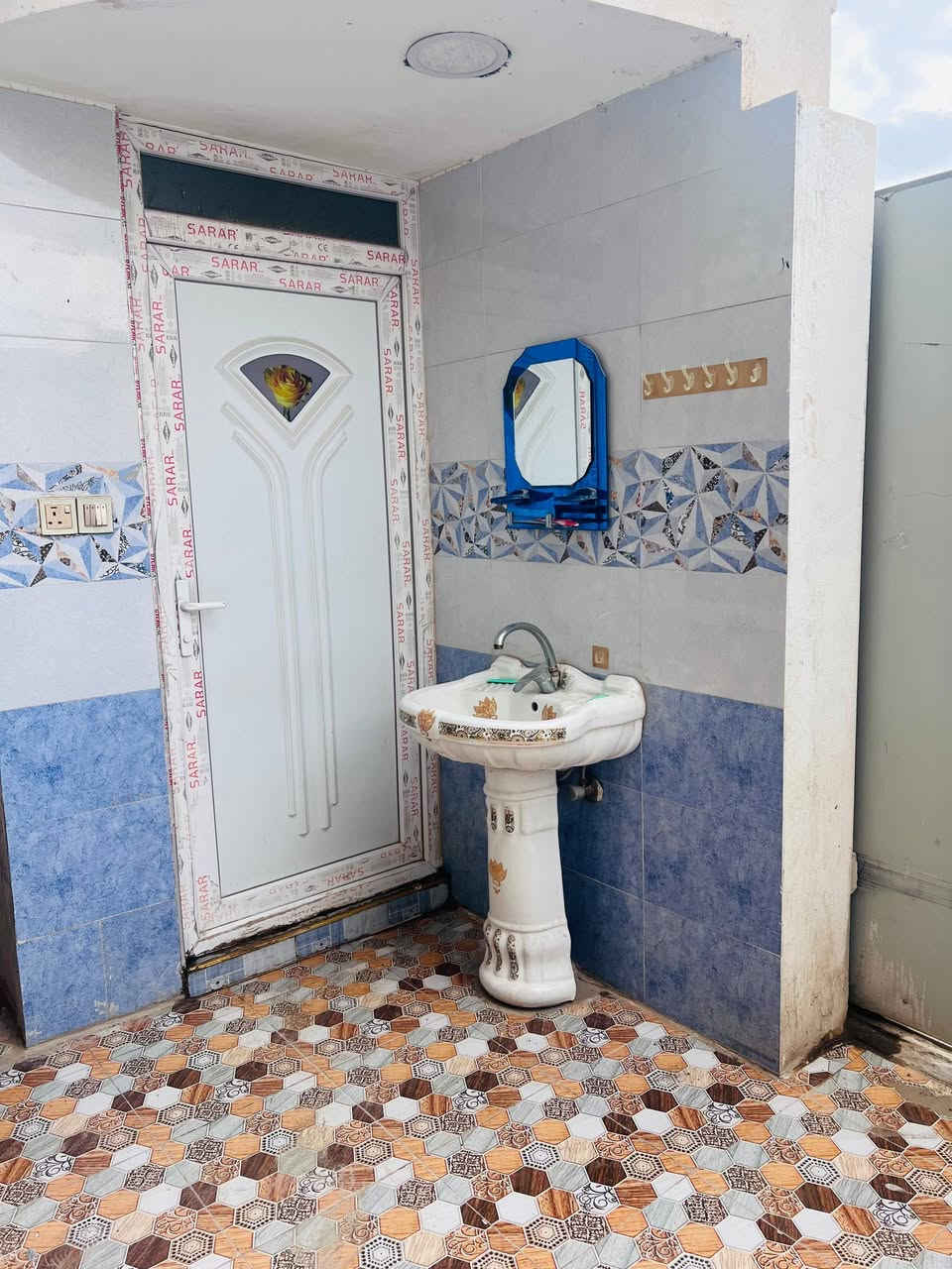 مشتمل طابقين بناء طابوق حديث ضلع منفصل وسقف منفصل للبيع المساحة ١٢٥ متر الوجه ٦ وربع ونزال ٢٠ المكان فلوجة حي الأمين منطقة ال ١٦ قريب على جامع السلام شارعه ١٠م
المحتويات

الطابق الأول
طرمة وتواليت ومطبخ وديوانية ومناور عدد ٢ وغرفة نوم

الطابق الثاني
غرفتين نوم وصاله وصحيات
ودرج خارجي للسطح

السعر المطلوب بي ١٢٥ مليون وبي مجال للاستفسار الاتصال على الارقام التالية

*********** واتساب
***********
