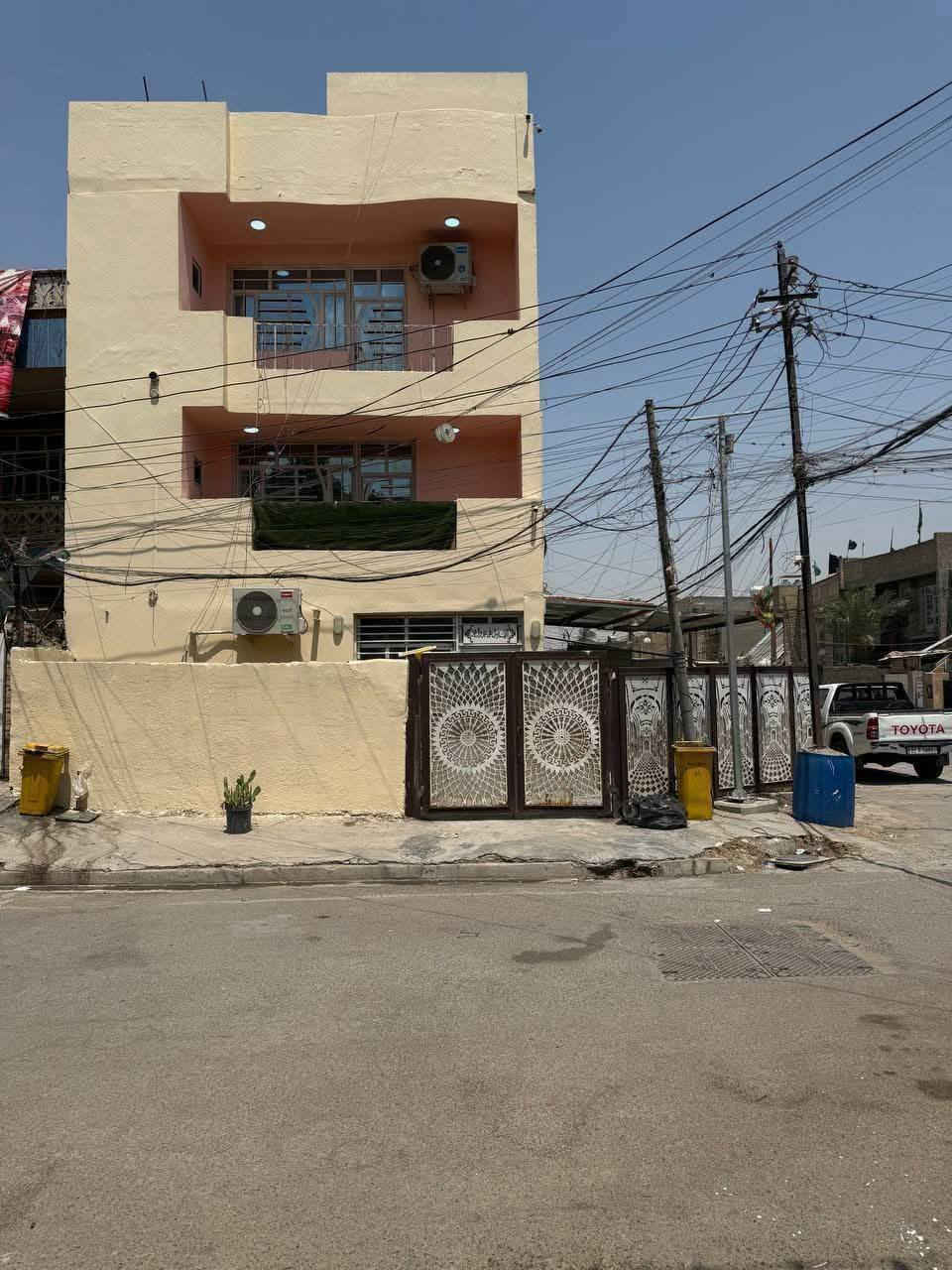 دار للبيع المساحة 64 متر
نزال 8 / واجهة 8
مربع ركن على شارعين
عرض الشارع 25 متر
سنة البناء  2020 
يحتوي على مدخلين
ثلاث طوابق
3 غرف نوم+ 3 حمامات + استقبال ومطبخ
العنوان بغداد الجديدة (النعيرية)
للاستفسار
***********
