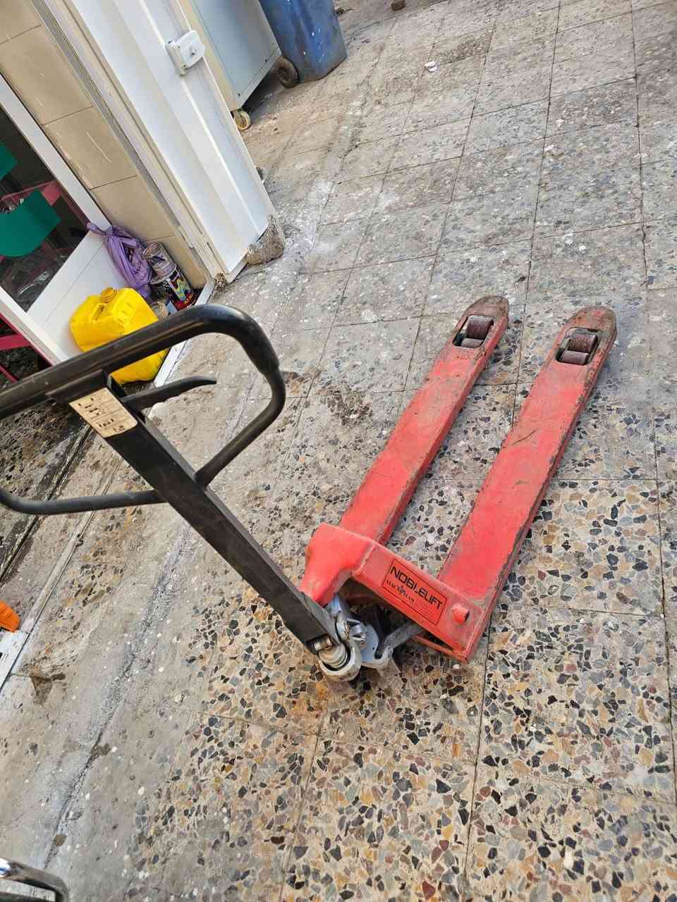 سلام عليكم    لسعر   ٢٠٠ الف

للبيع جك عربانه حجم 2500 اثنين طن ونص 
مستخدم شي قليل 
العنوان كراده مجمع مشن شارع جاك عبود الاستفسار اتصل 
***********
***********
