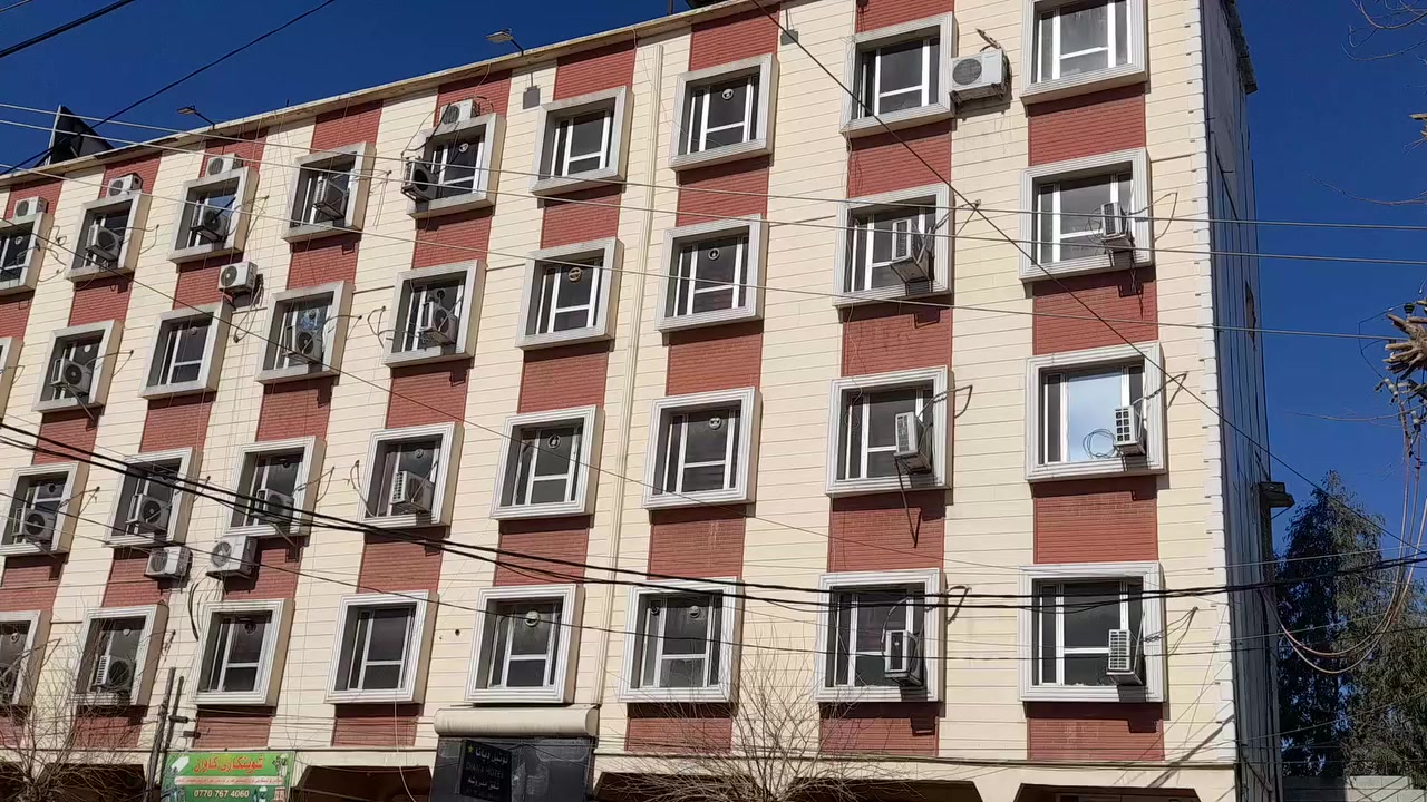 السلام وعليكم ورحمة الله وبركاته  .. رمضان كريم وخير انشالله أحبتي أصدقائي الأعزاء متابعي صفحة النسيم للعقار في السليمانية  .. فرصة استثمارية لا تعوض للراغبين في الاستثمار في السليمانية  .. يوجد لدينا بناية للبيع  ( فندق كامل مجهز  جاهز للعمل   ) البناية متكونة من خمس طوابق  مساحة ١٨٠م . 
٣٠ غرفة  سويت ... 
٨ شوقة ... 
٨ محلات جاهزة للأيجار  .. 
يوجد مولدة مع بير ماء شغال..
 البناية  طابو ملك صرف..
للإستفسار اكثر يرجى الاتصال على الرقم.. 
*********** .. 
تحياتي لكم جميعا  .. النسيم للعقار في السليمانية ..
