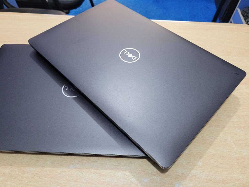 #معالج_فئة___H___كارت__خارجي__2GB

💻 Dell Latitude 5501 لمس 

✔️ المعالج: Intel Core i5-9400H – الجيل التاسع بحرف H للأداء العالي
✔️ الرام: 8GB DDR4 – قابلة للتطوير
✔️ التخزين: 256GB NVMe SSD – قابل للتطوير
✔️ كارت الشاشة الخارجي: NVIDIA MX130 – سعة 2GB
✔️كارت داخلي intel Uhd 4GB
✔️ الشاشة: 15.6 إنج FHD لمس (Touch) بدقة 1920×1080
✔️ لوحة المفاتيح: عربي – إنكليزي مع إضاءة خلفية (Backlight)
✔️ الشاحن: شاحن Dell أصلي

🎯 مناسب لـ: التصاميم، البرامج الهندسية، البرامج المكتبية والحسابية، التصفح، والأمن السيبراني.

🔹 الحالة: وارد اوربي غير مستعمل بالعراق (كالجديد) نظافة 95% فما فوق 
🔹 البطارية: بحالة جيدة(ضمان ساعه فما فوق)

■ ضمان(١) فحص وتشغيل امام المندوب 
■ ضمان(٢) استخدام اسبوعين اي خلل مصنعي يتم الاستبدال بنفس الموديل


**إذا كنت صاحب هذا الإعلان وتريد حذفه لأي سبب، رجاءا أرسل رسالة إلى الدعم الفني**