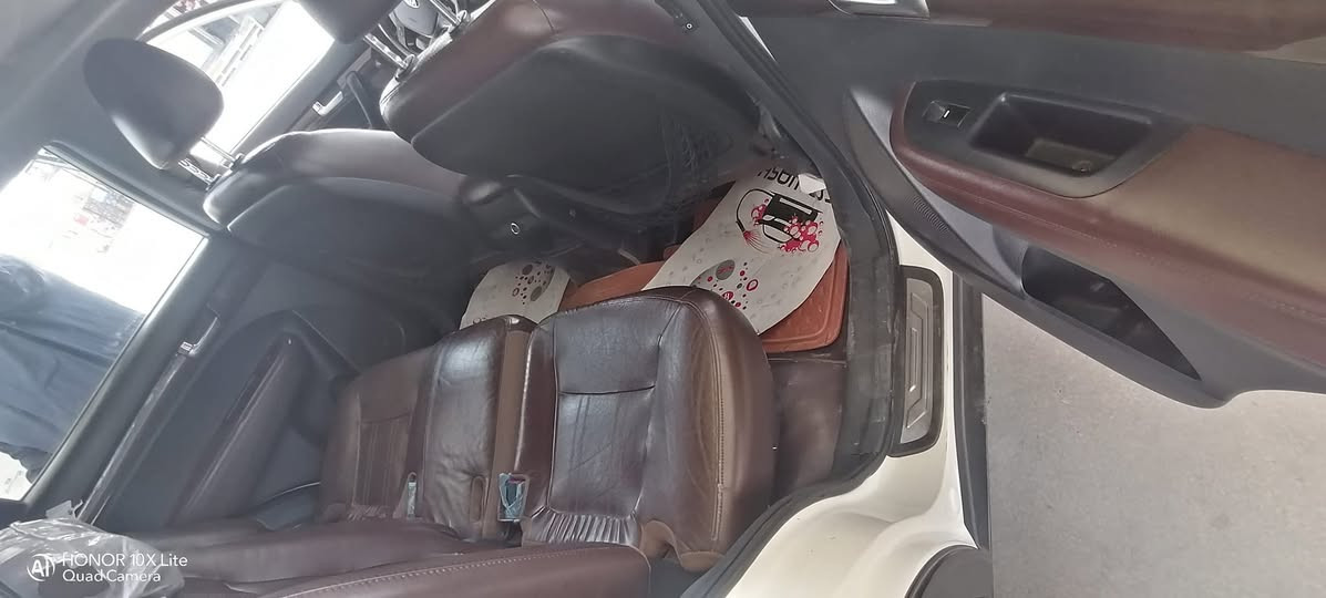 كيا سورنتو2013رقم بغداد نكليزي 
وارد خليجي
مواصفات السياره : محرك 6 سلندر 
، 7 راكب ، ثلاث قطع   تبريد ، بني رمه، شاشه ، كامره ، حساس خلفي ، مرايات ، شفط ، اشاره بالمرايه ،  كشن كهرباء ، 
السياره مكفوله  جاهزه حداديه تبريد محرك تخم تاير  ،
 السعر 185 ***********
