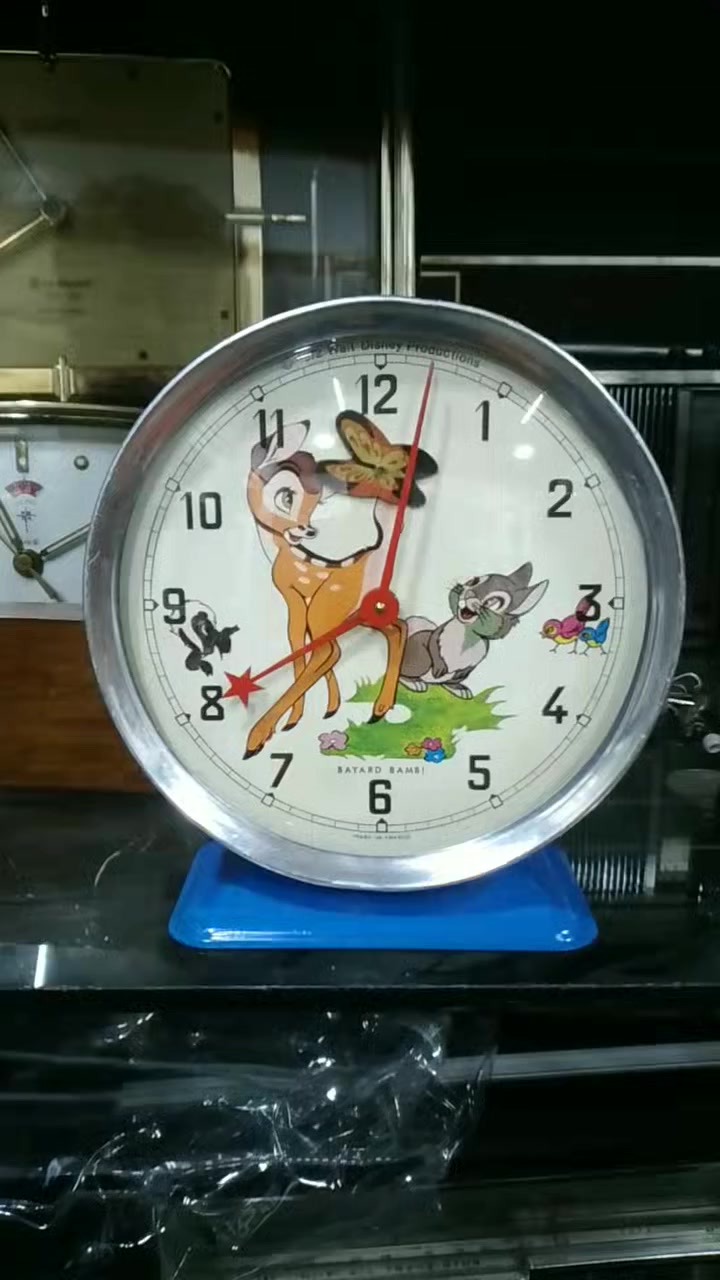 ساعة منبه كلاسيكية من طراز Bayard Bambi، 
 تتميز الساعة برسومات لشخصية "بامبي" الشهيرة من ديزني وصديقه "تامبر" على وجه الساعة.
التصميم: تأتي بإطار معدني دائري وقاعدة زرقاء، وهي مصنوعة في فرنسا.
النوع: ساعة ميكانيكية


**إذا كنت صاحب هذا الإعلان وتريد حذفه لأي سبب، رجاءا أرسل رسالة إلى الدعم الفني**