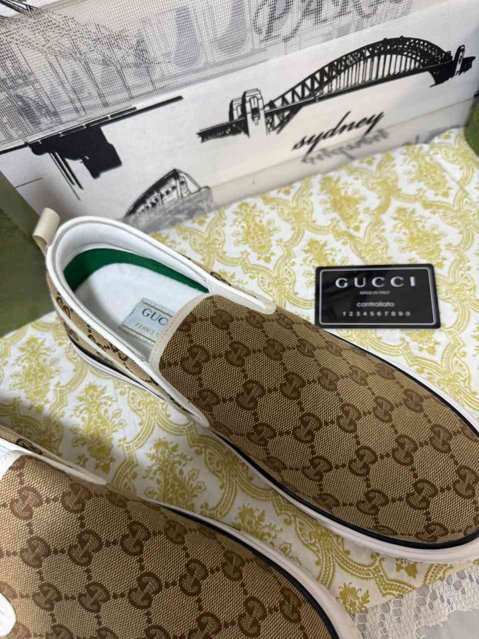 حذاء سنيكرز غوتشي تينيس 1977 سهل الارتداء (Gucci Tennis 1977 Slip-On Sneaker) المصنوع من قماش الكانفاس المزين بشعار العلامة الشهير GG باللونين البيج والأبنوسي.
تفاصيل ومواصفات الحذاء
التصميم: حذاء كاجوال خفيف سهل الارتداء مستوحى من طراز أحذية التنس الكلاسيكية.

الخامة: الجزء العلوي مصمم من قماش الكانفاس (GG Canvas الأصلي) مع حواف وخطوط بيضاء متباينة.

البطانة الداخلية: تتميز باللون الأخضر المميز لعلامة غوتشي مع ملصق التشكيلة "Gucci Tennis 1977".

بلد الصنع: إيطالي ( اصلي ) 

السعر / 95 مع التوصيل قفل


**إذا كنت صاحب هذا الإعلان وتريد حذفه لأي سبب، رجاءا أرسل رسالة إلى الدعم الفني**
