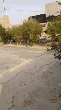 السلام عليكم 
دار للبيع في حي المعسكر 
المساحة 350م
✅باعتبار قطعة ✅
وبسعر 17مليون وبيه مجال 
🌹للستفسار الاتصال على الارقام التالية🌹
***********
***********
 او مراسلة الصفحة أو زيارة مكتبنا في حي الجماهير في مدخل المحولة 
📱 متابعه عقاراتنا ولايك واشتراك ليصلك كل ما يناسبك📱
