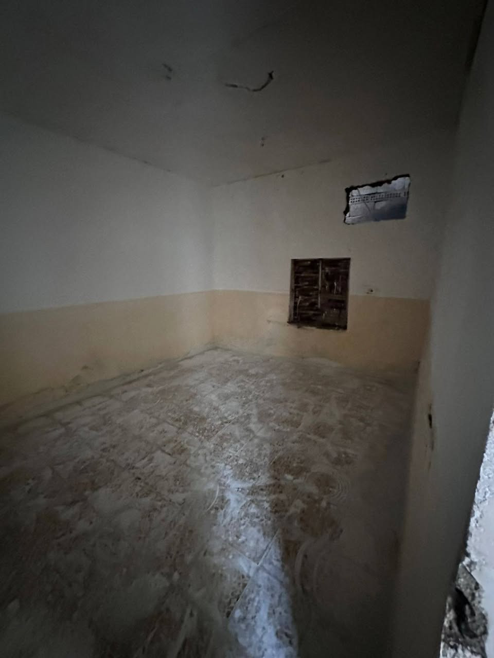 السلام عليكم بيت للايجار بمنطق الشركه بستان سامي بيت المساحه 100 مربع يحتوي على غرفتين نوم ايجاره السعر 175.        ***********
