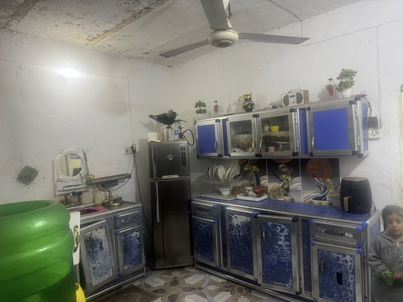 سلام عليكم بيت للبيع سعره مناسب
حله سيف سعد 

البيت يحتوي ع غرفه صاله مطبخ مساحه كليه ١٠٠

مسجل بل طابو صرف مجاري بلباب مي كهرباء 

خدمات كامله يبعد عن شارع عام ٥٠٠متر تقريب 

والي يشري يشتري جار سعر ٣٠وبي مجال 

***********
