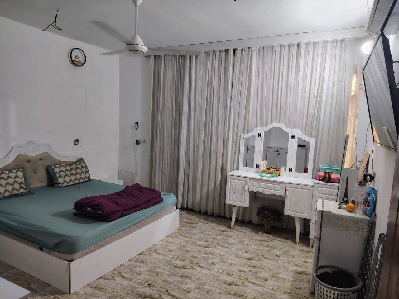 السلام عليكم للبيع للبيع يوجد لدينا مشتمل 60 متر الوجهه 5 النزال 12 في منطقه حي الجهاد قريب من مدرسه الرسول الاعظم يتكون من غرفتين نوم وصاله ومطبخ وخدمات شارع 20 هاتف *********** سعره جدن مناسب
