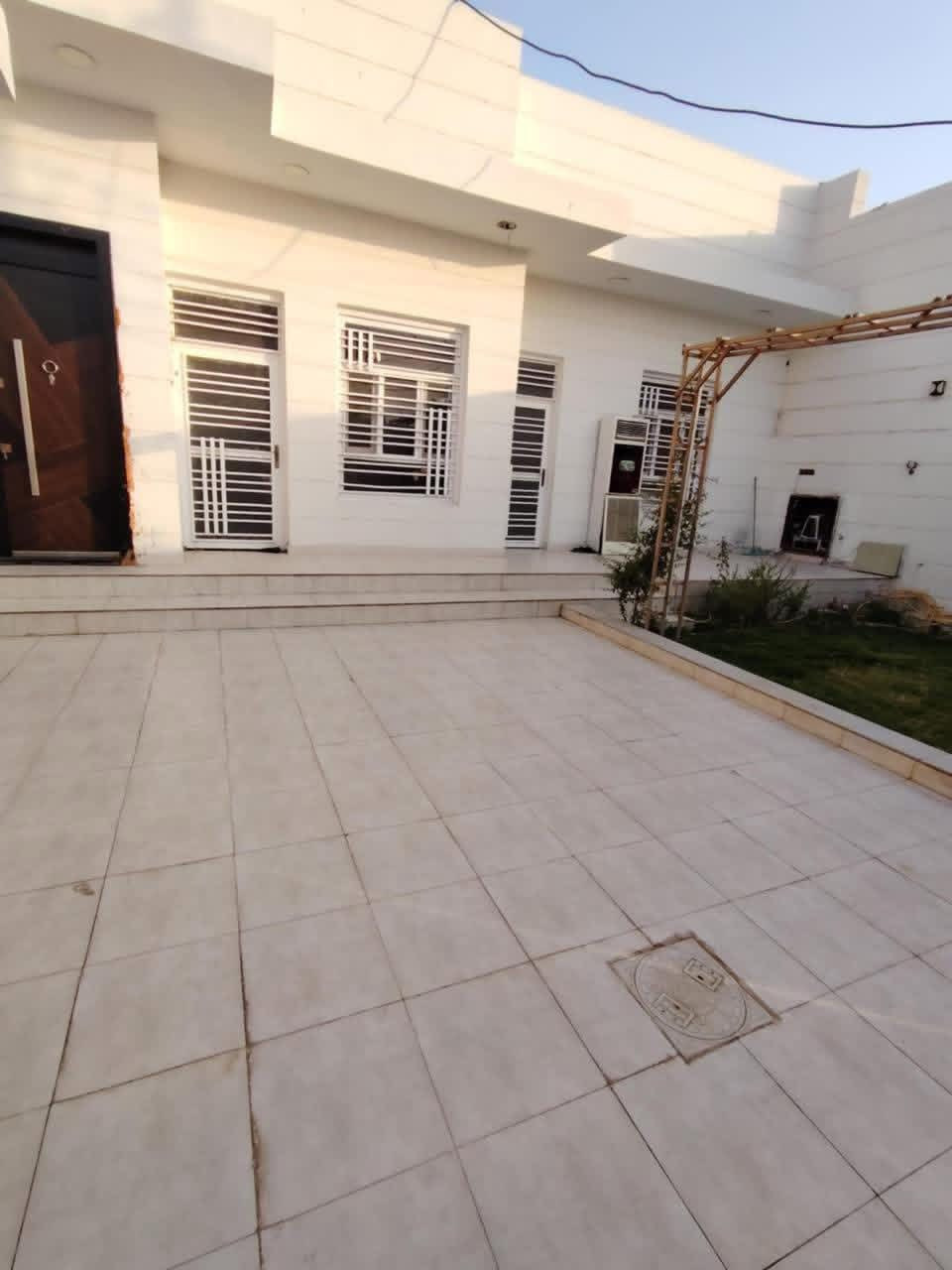 بيت للبيع
حي منصور نزله علوة السيد 
مساحه 350
طابو زراعي سند 25
بناء درجه اولى
البناء
استقبال ضيوف
استقبال نساء
غرفتين نوم في الاطابق الارضي
مطبخ حار 
مطبخ بارد
هول
حمامات داخليه مع منزع
الطابق الثاني غرفه + بيتونه

حمامات خارجيه +منزع
كراج سياره
حديقه 
مساحة البناء تقريباً 250
للستفسار
***********
