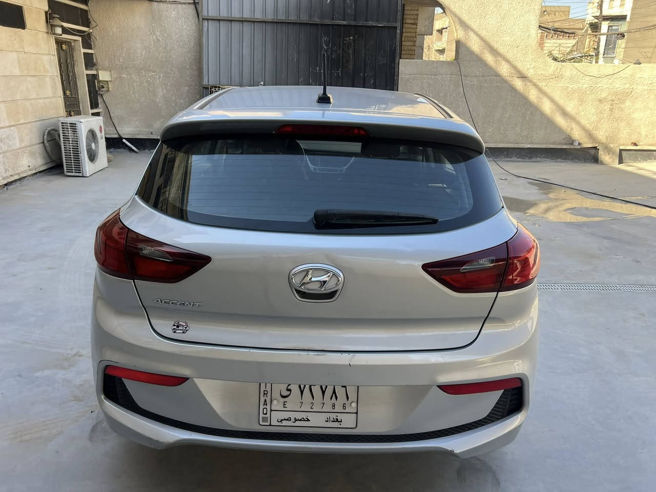 السلام عليكم اكسنت هاج باك ٢٠١٩ 
وارد كندي 
حادثها  بيها جاملغ وباب سايق وصبغ بنيد بس صبغ وبيها طخة بل جاملغ الخلفي مثل ما موضح بل صور ماشية ٩٥ الف كيلو السيارة على ايدي
 حرة بغداد 
شاشة كبيرة بلادية تدعم ابل كار 
كامرة دوارة بلادية
تدفئة كشنات 
مود سبورت 
لايت ابيض لد 
وباقي الموصفات المعروفة 

السعر ٩٤ وبيها مجال بسيط 
***********
