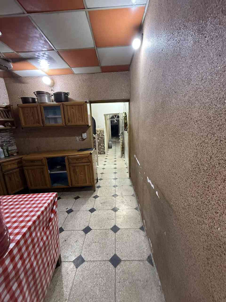 مشتمل مؤثث للايجار مساحة ١٠٠ متر ب ٤٥٠ الف فقط  ب ابو دتشير شارع الكناري بعد شارع ١٥___ البيت يشمل :- 
_ كراج 
_صالة 
_حولي وسط البيت
_مطبخ حار بارد 
_غرفة نوم 
_بيتونة مخزن 
_سطح عدد ٢ 
✅ملاحضـــة :- بيت مؤثث كامل كلشي موجود بالصور و البيت يجي من سبالت وغرفة نوم ومبردة وسخان وثلاجة …..الخ اثاث كاااامل للاستفسار 📱 *********** 📱
