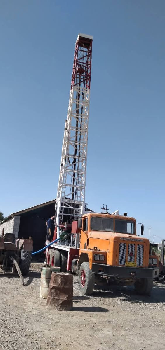 للبيع حفارة برينة إنتاج 2025 مع عربانة استاين حديد بليت وچنلات جديد جاهزة للعمل برج 16 متر كلي 11 متر 6 انج ستانة قطر 4.5 الطول 9.5 متر معاها 20 استانة 200 متر  وروس حفر 12 و14 انج كل أجزاء العمل فيها جديدة محرك جديد مامفتوح خنزيرة جديدة حبل صوندات راوتر ونج 30 طن اربع جگات تثبيت عالارض المكان صلاح الدين الإستفسار ،
***********
***********
