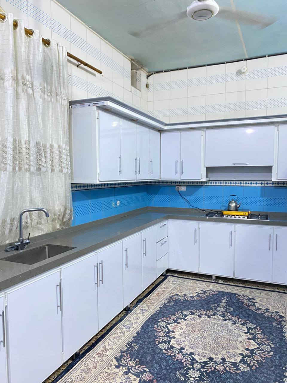 السلام عليكم 

بيت للبيع مساحة 200م طابقين تحويل قرار محكمة 
منطقة الكوت الجديدة بداية شارع الاقواس ركن على شارعين قرب ثانوية الابرار الاهلية بلضبط اول بيت بشارع الاقواس 
يتكون الطابق الاول من غرفة ومطبخ وهول كبير واستقبال وصحيات 
الطابق الثاني غرفتين ومطبخ وصحيات وهول 
البيت جاهز ب الكامل يعني كلشي ماتصرف علي 

علما يحتوي البيت على محل وبرج انترنت مؤجر شهريااا 

للاستفسار الاتصال على الرقم *********** 
او خاص 
اسف على الاطالة ❤️
