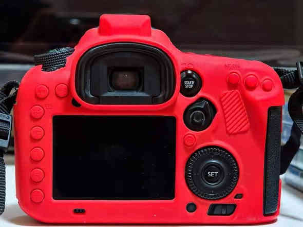 للبيع.. السعر 750
كاميرا كانون 7dمارك2 
 مع عدسه 18.135
300.70 دبل استبلازر 
مع كافة الملحقات
بطاريات 3
جنطه.احزام. جيلاتين.كادريتر
. رام. استاند. كيبل نقل. فلتر 
***********
