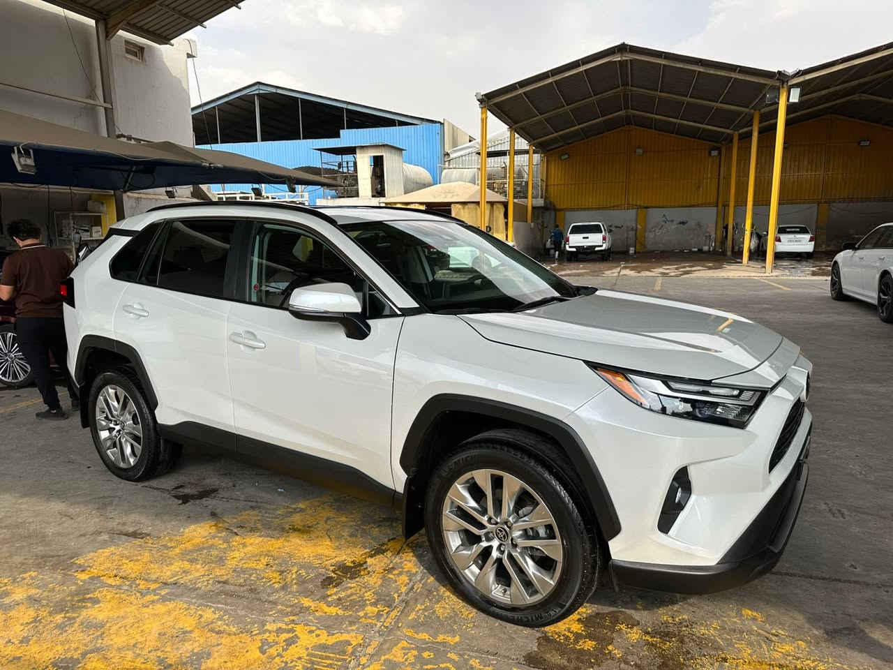 السلام عليكم للبيع تيوتا RAV4 موديل 2024 رقم اربيل تحويل وكاله اني حاضر 
السياره فول مواصفات xle بريميوم جديده السياره ماشيه 25 mi فتحه ودبل بصمه وضعيات قياده ورادارات كشنات جلد كشن كهرباء صندوق كهرباء وكلشي بيها فول فول السياره حادثها نص جاملغ خلفي صبغ وباب تبديل ارباك برده فقط مكانها حالين بغداد حي الجهاد  وشكم يوم وتتواجد باربيل السعر 295 وبيها مجال ***********
