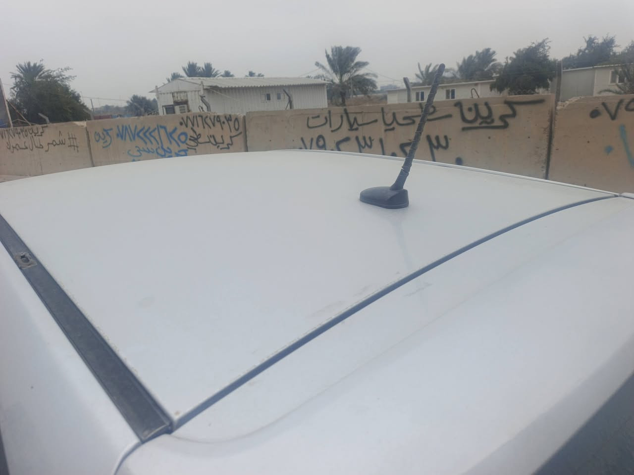 بغداد مثل مموضحه بصور
سياره بيها عته بين نمره ثانيه وثالثه 
77 
***********
