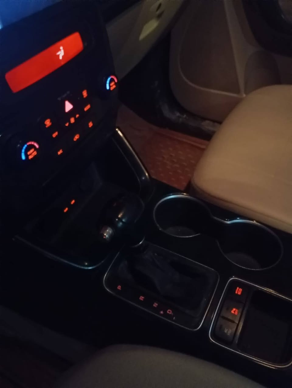 السلام عليكم سورنتو للبيع موديل 2013 سياره مو صبغ عام بس اني انتطي صبغ عام سياره 4سلندر بصمه شاشه السعر135$ ***********،/***********
