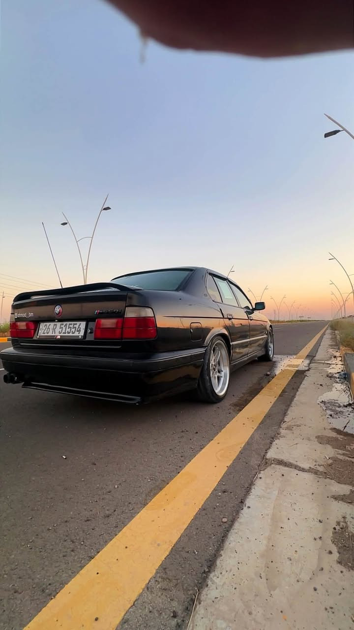 السلام عليكم. مرواس ب 8 سلندر حصراً
BMW 525 اصل وفصل 
موديل 1991 ومحدثها كلها شلع 1995 
رقم صلاح الدين انكليزي تحويل ثاني يوم 
مكينه جديده لوك 
كير خير من الله 
صدر وحداديه كلها جديد اصلي امامي وخلفي 
غرفه صاج وايرباك وجلد وقماش شكل واحد متخمه جديده 
سلايت شغال 
بك لايت اشاره بيضه اصلي ديبو 
لايتات بوش اصلي وزنون 
تدفئه وتبريد منضومه كلها جديده بدلتها وكمبريسر 8 سلندر 
ثلج ❄️ 
اكسل خفيف ورون ناصي 3.23 يصير مبي شلعه بس بالمعدل قويه. يخلي المكينه مرتاحه وما بيها مصرف بانزين 
منضومه بانزين وهوه وجوينات ماء كلها جديده مشتغله قبل شهر انسه شي اسمه حماوه ثابته جوه النص تبريد او بدون. 
كهربائيات كلها بلاديه مو ملزكه 

تخم تاير وويل خليه او إذا يعجبك ال M الشكلين موجودات وياها 
لا خياس ولا ضربه ولا هل سوالف سياره جديده امانت الله صارف عليها صرف جناي مو بيع وشراء وسياره جديده مو تلزيك وتنومك بحي صناعي بس اني ركاب 8 سلندر واريد اراوسها.  نواقصها طوافه بانزين وملكيت بس تجاري وما اشدلها حاجه تجاريه ودرايم شفت واحد صفحه اليمين وبطانه بنيد لان مشكوكه 

ومصورها فيديوات كلها كدامكم والنضيف مبين 

مكانها سامراء 
وهذا رقمي ***********
