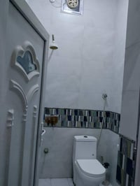 يحتوي عل غرفتين ومناور اثنين وصحيات وديوانيه وصاله وحديقه وكراج ومطبخ ...